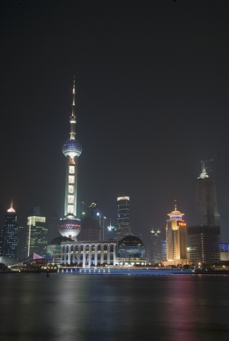 Huangpu Nehri doğu yakası, solda Oriental Pearl TV Kulesi