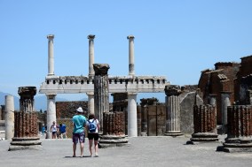 Pompei agorasındaki sütun kalıntıları antik dönemlerdeki görünüm hakkında fikir veriyor
