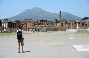 Pompei Forum’unda tapınak kalıntıları izleniyor