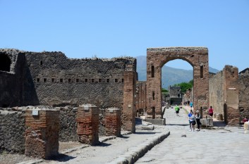 Caligula Kemeri’nin ana caddeden görüntüsü