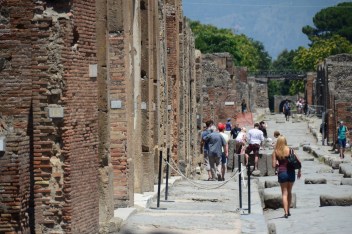 Vezüv’ün eteklerinde kurulu kentin taş döşeli caddelerinde yürürken tarihin içinde dolaşıyorsunuz