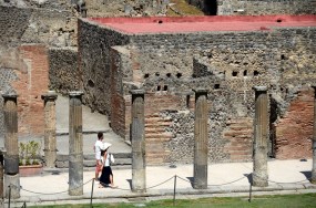 Pompei günümüzde İtalya’nın en popüler turistik merkezlerinden birisi