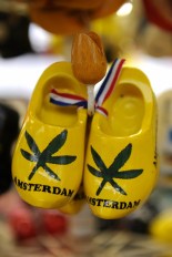 Marijuana yaprağı adeta kentin sembolü gibi. Bu tür ürünlerin serbest olduğu barların camında da görebileceğimiz bu sembol hediyelik eşyaların üzerinde Amsterdam'a ait çağrışımları harekete geçirmek için yer alıyor.