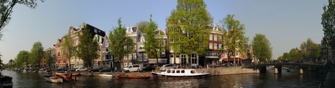 Kanalların kenarına sıralanmış canlı renklere boyalı sevimli tarihi binalar bugün de kendi karakteristik dokusunu oluşturuyor.