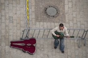Eski Kent Meydanı'nda sokak müzisyenleri kentin sosyal yaşamına renk katıyor.