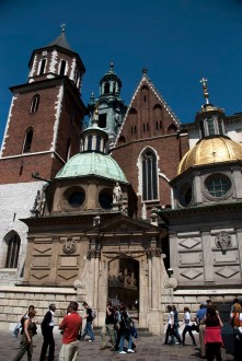 Krakow katedralinin avluya bakan yüzü farklı dönemlere tarihlenerek eşsiz bir görünüm kazanmış