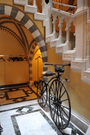 D’Albertis Kalesinin içi Kaptan Enrico Alberto D’Albertis’in topladığı etnoğrafik nesnelerle bir müze gibi düzenlenmiş.