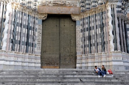 San Lorenzo Katedralinin devasa kapısı