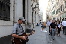 San Lorenzo meydanına açılan sokaklardan birinde sokak müzisyeni.